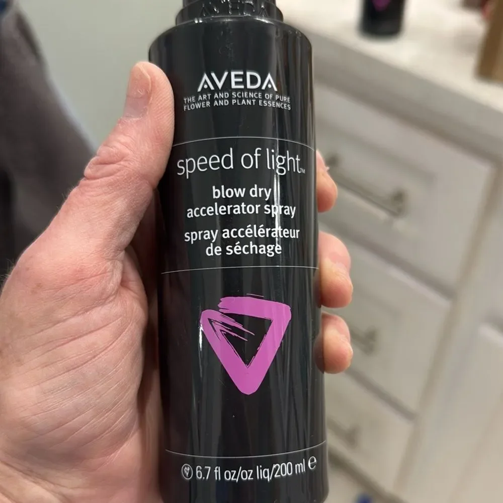 Aveda Speed of Light Blow Dry Spray - Black and Purple